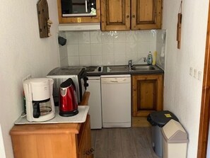 Fridge, microwave, dishwasher, coffee/tea maker - Cosy Apartment in Val Cenis Lanslebourg – Sleeps 6, Ski-In/Ski-Out, Pool Access (Lanslebourg-Mont-Cenis)