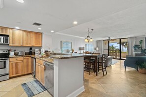 Condo, Plusieurs lits (Eden East 101) | Cuisine privée | Un four, grille-pain, essuie-tout