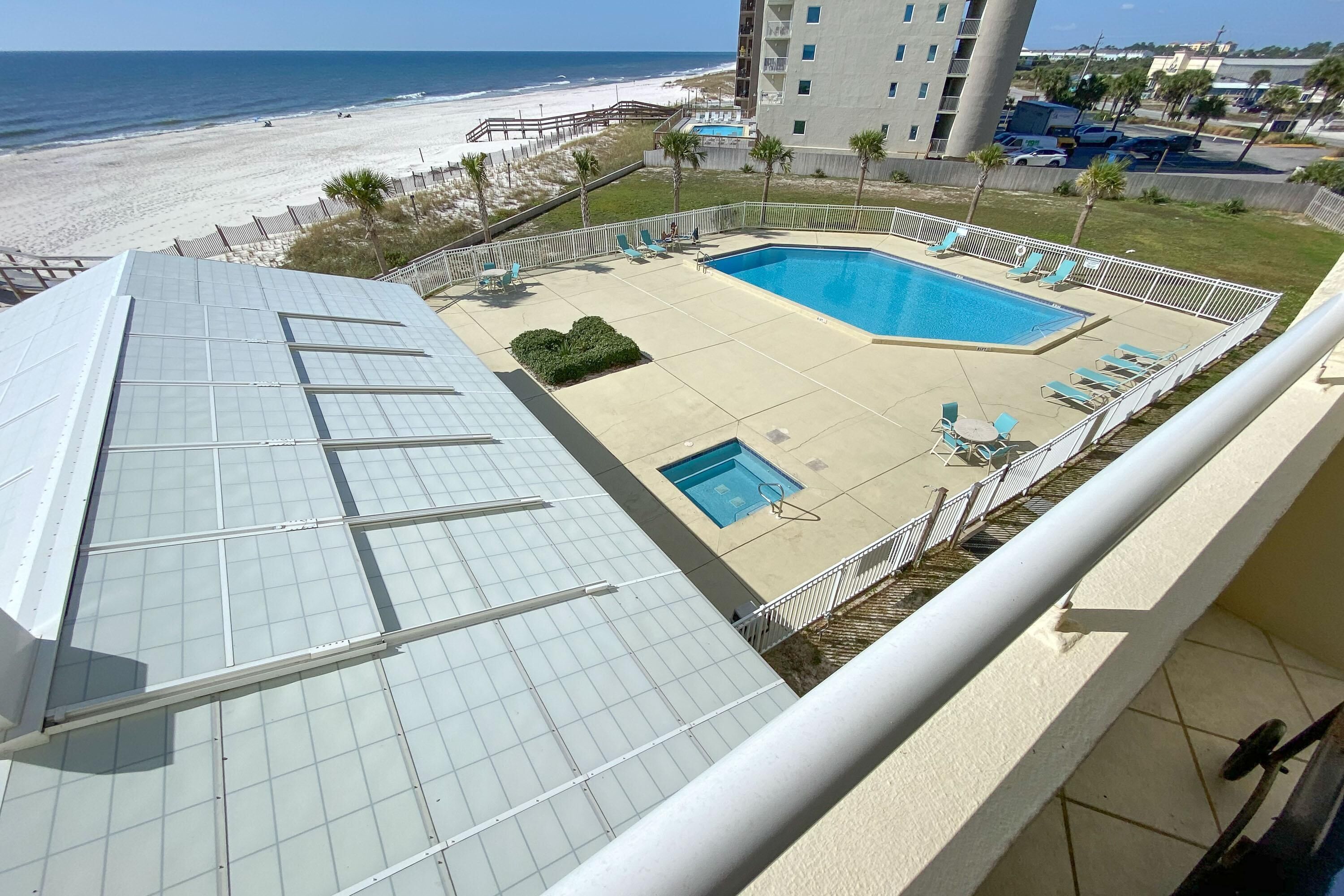 Une piscine sur le toit offrant une vue sur la plage et l’océan.