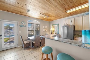 Condo, varias camas (Charter Landing A7) | Cocina privada | Horno, tostadora y toallas de papel 