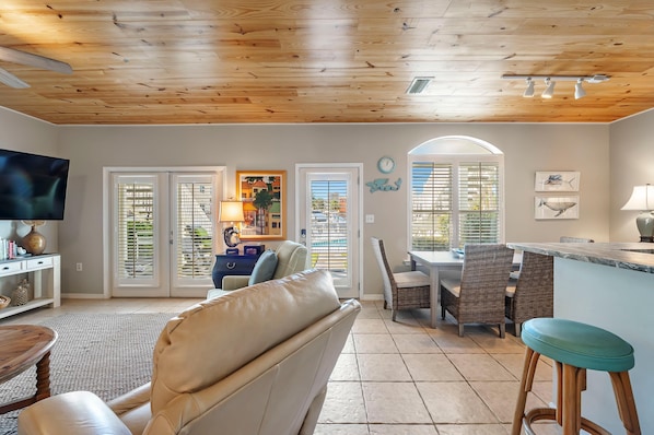 Condo, varias camas (Charter Landing A7) | Interior