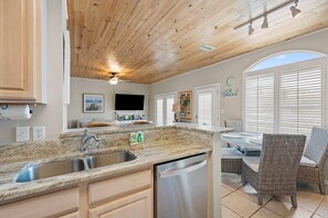 Apartment, Mehrere Betten (Charter Landing A7) | Eigene Küche | Ofen, Toaster, Küchenrolle