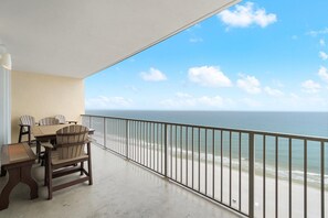 Un balcón con vista a la playa y al océano.