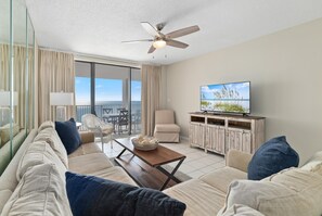 公寓客房, 多張床 (Pelican Pointe 1203) | 起居區 | 電視