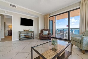 คอนโด, หลายเตียง (Seachase 905W) | บริเวณนั่งเล่น | ทีวี