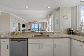 Condo, várias camas (Seachase 905W) | Cozinha privada | Fogão, torradeira, toalhas de papel