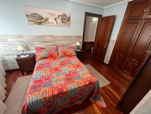 1 habitación, tabla de planchar con plancha y ropa de cama 