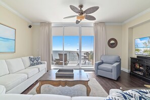 Condo, varias camas (Indigo West 1803) | Área de sala de estar | Televisión 