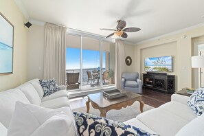 Condo, varias camas (Indigo West 1803) | Área de sala de estar | Televisión 