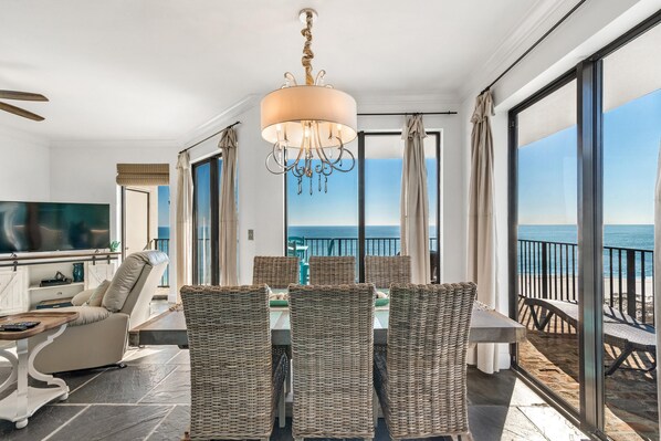 콘도, 침대(여러 개) (Phoenix VII 1401) | 다이닝