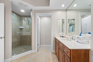Condo, varias camas (Lost Key C501) | Baño | Amenidades de baño gratuitas, shampoo, papel de baño 