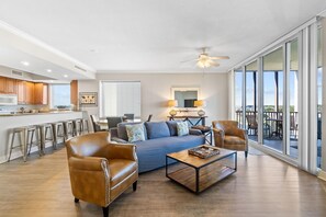 公寓客房, 多張床 (Lost Key C501) | 客廳 | 電視