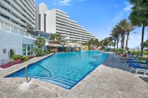 Leilighet, flere senger (Eden West 504) | Basseng | Innendørsbasseng og et oppvarmet basseng