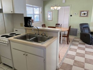 Frigorífico, horno, placa de cocina y utensilios de cocina