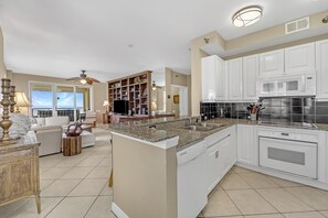 Private kitchen - Beach Colony Tower 3A (Pensacola)