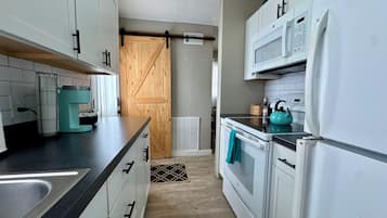 Geladeira, micro-ondas, fogão, cooktop