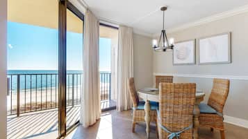 Kondominium, 1 Tempat Tidur King (Phoenix VII 1002) | Tempat makan