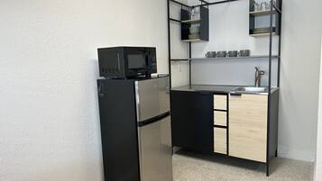 Mikrowelle, Wasserkocher mit Kaffee-/Teezubehör, Toaster