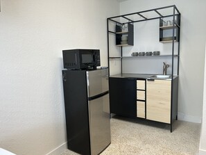 Micro-ondes, cafetière/bouilloire, grille-pain