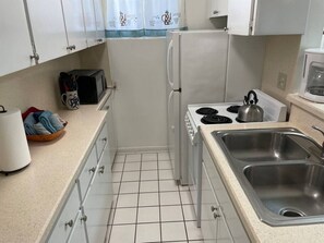 Refrigerador, horno, placa de cocina, utensilios de cocina