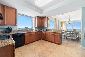 Private kitchen - Indigo West 801 With Private Poolside Cabana (Pensacola)