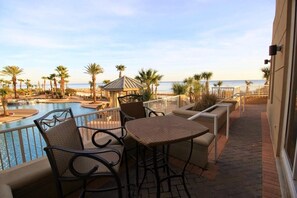 Outdoor dining - Indigo West 801 With Private Poolside Cabana (Pensacola)
