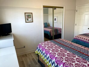 2 عدّة غرف نوم ومكواة/لوح كي وواي فاي وملاءات أسرّة