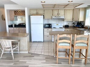 Køleskab, mikrobølgeovn, ovn, kogeplade