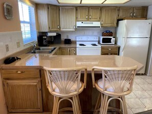 Køleskab, mikrobølgeovn, ovn, kogeplade