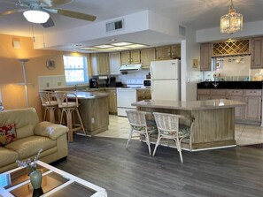 Køleskab, mikrobølgeovn, ovn, kogeplade