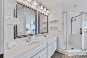 Condo, Plusieurs lits (Beach Colony West 4D) | Salle de bain | Articles de toilette (gratuits), shampooing, papier de toilette
