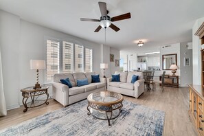 Condo, Plusieurs lits (Beach Colony West 4D) | Aire de séjour | Téléviseur