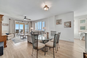Condo, várias camas (Beach Colony West 4D) | Parte interna