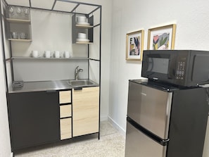 Micro-ondes, cafetiĂšre/bouilloire, grille-pain, tables Ă manger