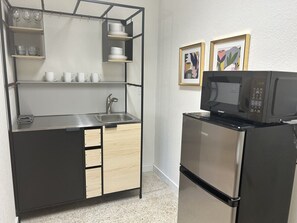 Micro-ondes, cafetière/bouilloire, grille-pain, serviettes en papier