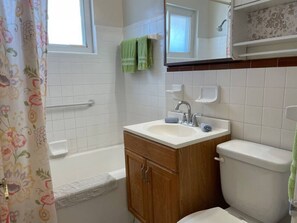 Sèche-cheveux, serviettes fournies, papier toilette