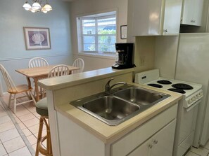 Køleskab, ovn, kogeplade, køkkentøj/tallerkener/redskaber