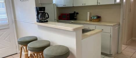 Fridge, oven, stovetop, cookware/dishes/utensils