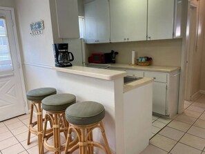 冷蔵庫、オーブン、コンロ、調理器具と食器