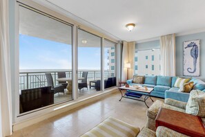 Apartment, Mehrere Betten (Indigo East 606) | Wohnbereich | Fernseher