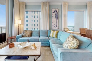 Condo, varias camas (Indigo East 606) | Área de sala de estar | Televisión 