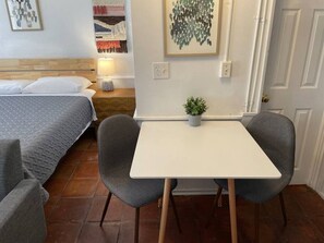 1 slaapkamer, een strijkplank/strijkijzer, wifi, beddengoed