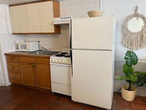 Een koelkast, een microgolfoven, een oven, een kookplaat