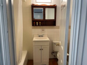 Een haardroger, handdoeken, toiletpapier