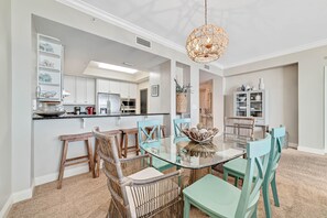 Appart'hôtel, plusieurs lits (Indigo East 702) | Restauration