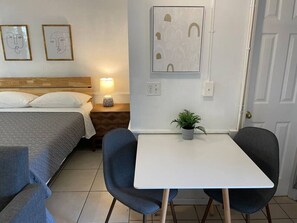 1 chambre, fer et planche à repasser, Wi-Fi, draps fournis