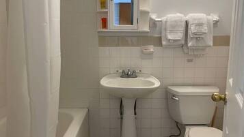 Een haardroger, handdoeken