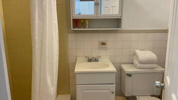 Een haardroger, handdoeken, toiletpapier