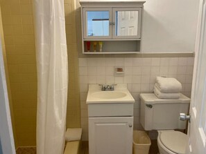 ヘアドライヤー、タオル、トイレットペーパー