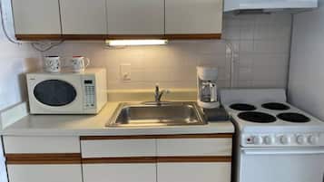 Een koelkast, een magnetron, een oven, een kookplaat